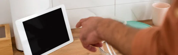 Vista cortada do homem apontando para tablet digital na cozinha, banner — Fotografia de Stock