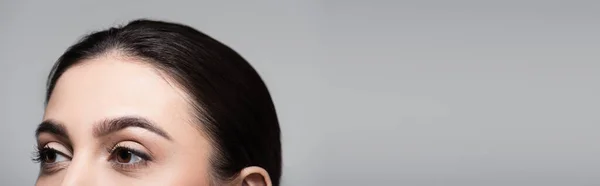Vista recortada de modelo joven con cabello castaño aislado en gris, pancarta - foto de stock