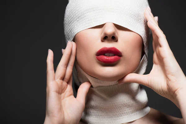 Femme en bandage élastique blanc avec les yeux couverts posant isolé sur gris — Photo de stock