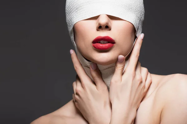 Femme en bandage élastique, épaules nues et lèvres rouges isolées sur gris — Photo de stock