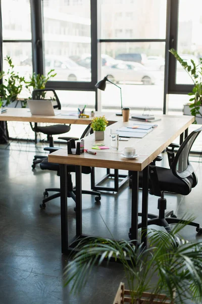 Bebidas y papeles en la mesa en la oficina - foto de stock