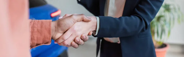 Vista parziale del concessionario di auto che stringe la mano al cliente afroamericano, banner — Foto stock