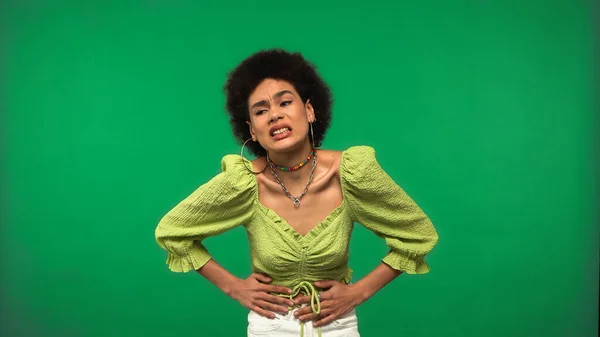 Mulher afro-americana descontente sentindo-se mal enquanto tendo dor de estômago isolado em verde — Fotografia de Stock