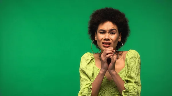 Afrikanisch-amerikanische Frau mit Reifrohren steht mit geballten Händen isoliert auf grünem Grund — Stockfoto