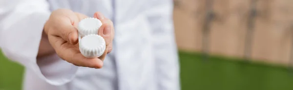 Cropped view of blurred ophthalmologist holding lense case in optics shop, banner — Foto stock