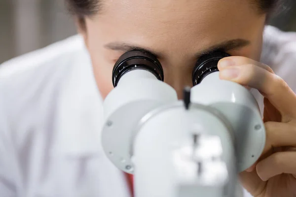 Close up view of oculist working with vision screener on blurred foreground — Fotografia de Stock