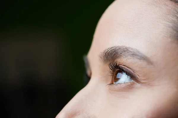 Cropped view of young woman looking away, eye care concept — Photo de stock