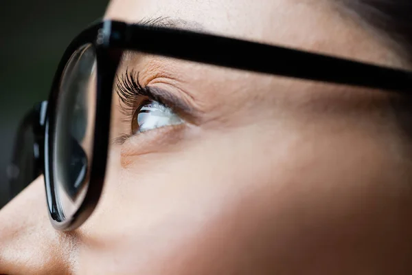 Частковий вигляд молодої жінки в окулярах, концепція догляду за очима — Stock Photo