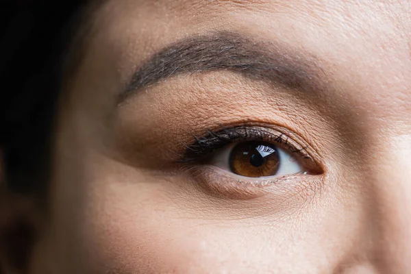 Vista parcial de la mujer asiática mirando a la cámara, ojo cuidado concepto - foto de stock