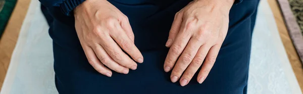 Ausgeschnittene Ansicht einer muslimischen Frau, die zu Hause auf einem Teppich sitzt, Banner — Stockfoto