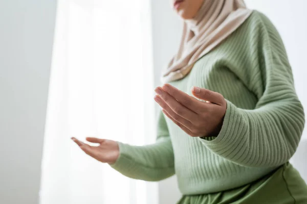 Niedriger Blickwinkel auf muslimische Frau, die zu Hause betet — Stockfoto