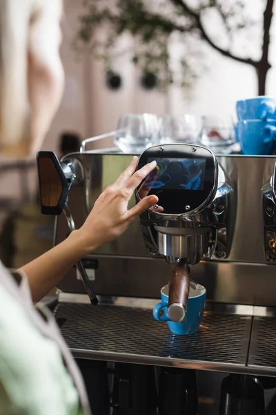 Barista desfocado usando máquina de café no café — Fotografia de Stock