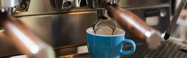 Café coulant de la machine à café dans la tasse dans le café, bannière — Photo de stock