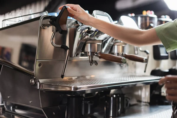 Vista ritagliata di barista che lavora con macchina da caffè in caffè — Foto stock