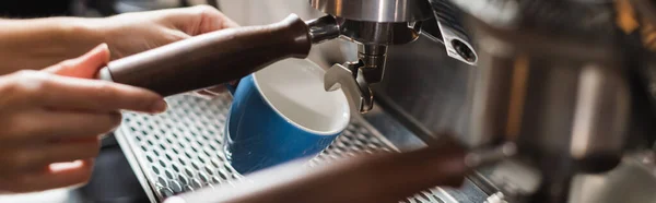 Vue recadrée de barista tenant tasse près de la machine à café dans la cafétéria, bannière — Photo de stock