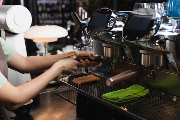 Cropped view of barista working with coffee machine near rags in cafe — Stock Photo