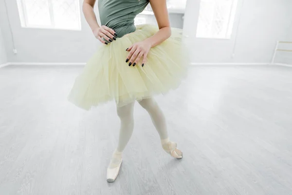 Vista cortada de bailarina em sapatos pointe e tutu dançando no estúdio de balé — Fotografia de Stock