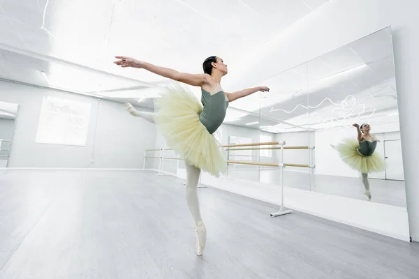 Visão completa de bailarina graciosa dançando durante a repetição no estúdio — Fotografia de Stock