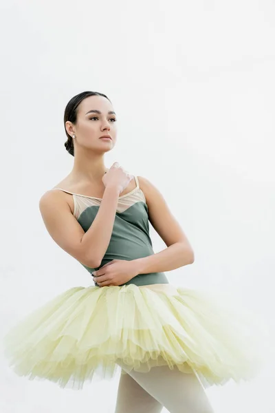 Jovem bailarina de balé olhando embora enquanto ensaiava em estúdio — Fotografia de Stock