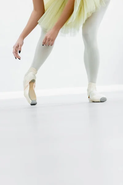 Vista cortada de bailarina em sapatos pointe dançando durante a repetição — Fotografia de Stock