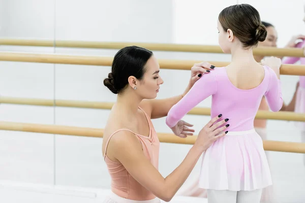 Joven coreógrafa enseñando durante el ensayo en la escuela de ballet — Stock Photo