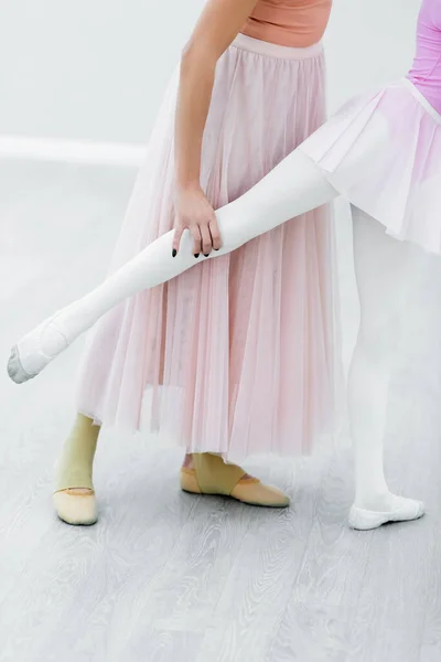 Vista cortada de menina praticando elementos de balé perto professor de dança — Fotografia de Stock