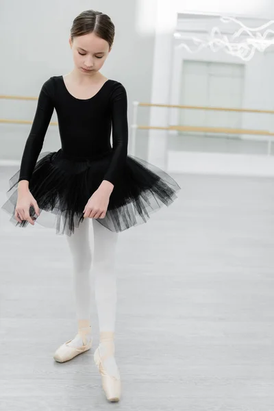 Повнометражний погляд на тонку і витончену репетицію дівчини в балетній студії — стокове фото