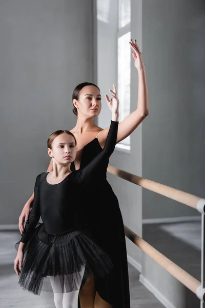 Дев'ятнадцять дівчат танцюють з майстром балету в студії — стокове фото