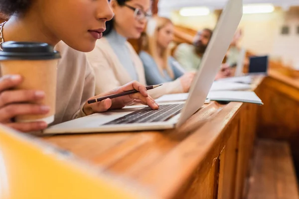 Afroamerikanische Studentin mit Coffee to go mit Laptop in der Universität — Stockfoto