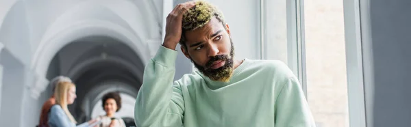 Estudante afro-americano triste olhando para a janela no corredor universitário, banner — Fotografia de Stock