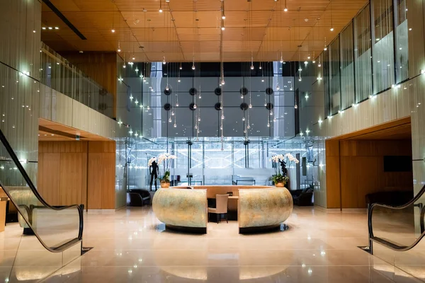 Reception in spacious lobby of modern luxury hotel — Stock Photo