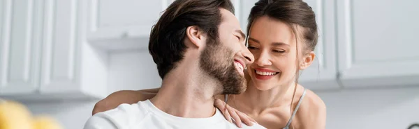 Счастливый бородатый мужчина улыбается с молодой женщиной, баннер — стоковое фото