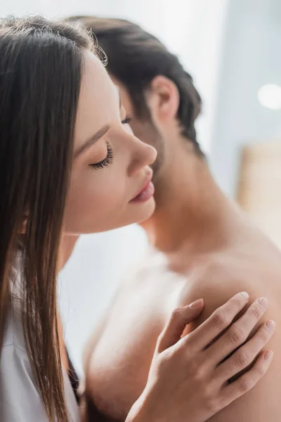 Close-up de homem borrado beijando mulher muito jovem — Fotografia de Stock