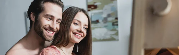 Sem camisa e homem feliz perto de sorrir namorada, banner — Fotografia de Stock