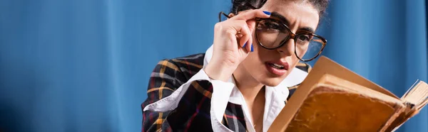 Femme de style rétro dans les lunettes de lecture livre sur fond bleu, bannière — Photo de stock