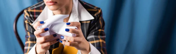 Ausgeschnittene Ansicht einer Zeitungsfrau im Vintage-Stil, die Papier auf blauem Hintergrund zerknüllt, Banner — Stockfoto