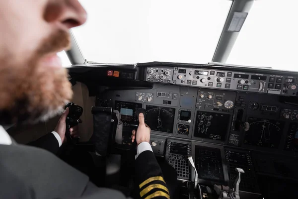 Visão recortada do piloto barbudo usando o jugo no simulador de avião — Fotografia de Stock