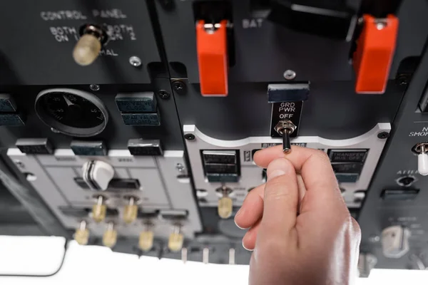 Vista recortada del piloto mediante la generación de conmutador de potencia fuera de la red en el simulador de avión - foto de stock