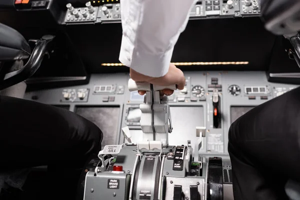 Teilansicht des Piloten mit Schubhebel im Flugzeug — Stockfoto