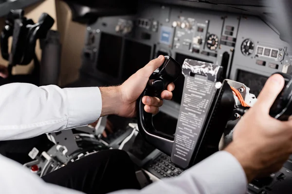 Visão recortada do piloto usando o jugo no avião — Fotografia de Stock