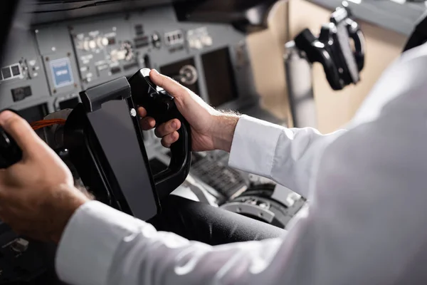 Vue partielle du pilote utilisant un étrier dans un simulateur d'avion — Photo de stock