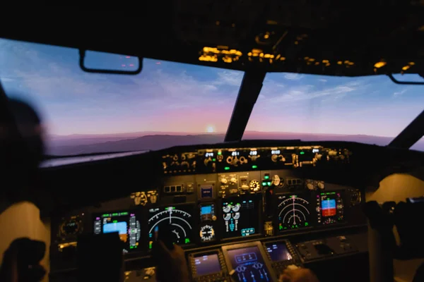 Ciel bleu et rose au coucher du soleil à travers les fenêtres du cockpit — Photo de stock