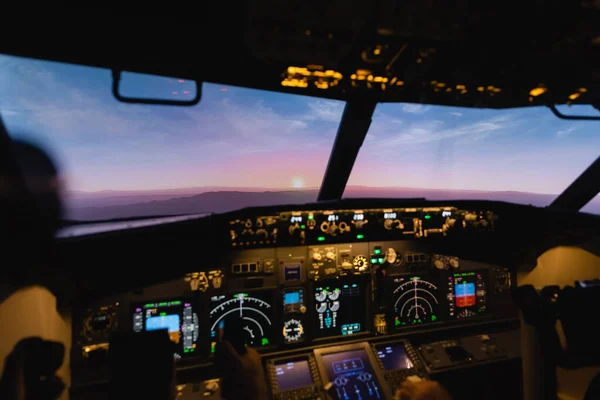 Cielo blu e rosa durante il tramonto attraverso le finestre dell'abitacolo — Foto stock