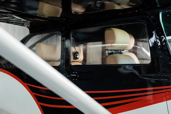 Крупним планом вид на шкіряні сидіння в сучасному вертольоті на парковці — стокове фото