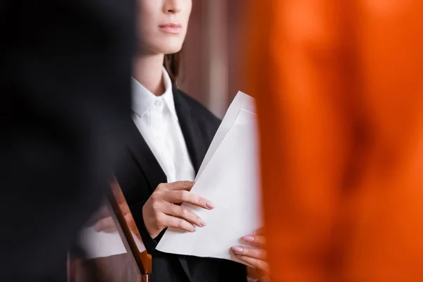 Geschnittene Ansicht der Staatsanwaltschaft hält Klage vor Gericht auf verschwommenem Vordergrund — Stockfoto