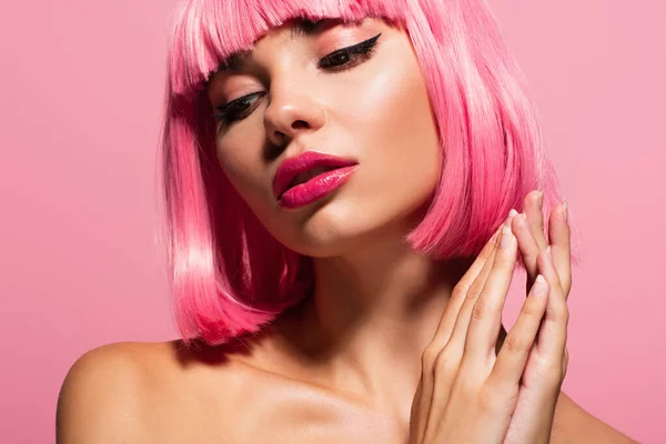 Primer plano de la mujer joven con flequillo y pelo de color aislado en rosa - foto de stock