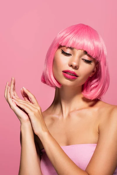 Sensual jovem mulher com cabelos coloridos e franja olhando para longe isolado em rosa — Fotografia de Stock