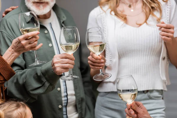 Vista cortada de brindes familiares com copos de vinho durante a celebração da Páscoa — Fotografia de Stock