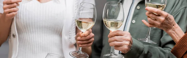 Vista cortada da família com copos de vinho celebrando Páscoa, banner — Fotografia de Stock