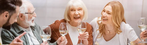 Allegro brindisi in famiglia con bicchieri di vino durante la celebrazione pasquale, striscione — Foto stock
